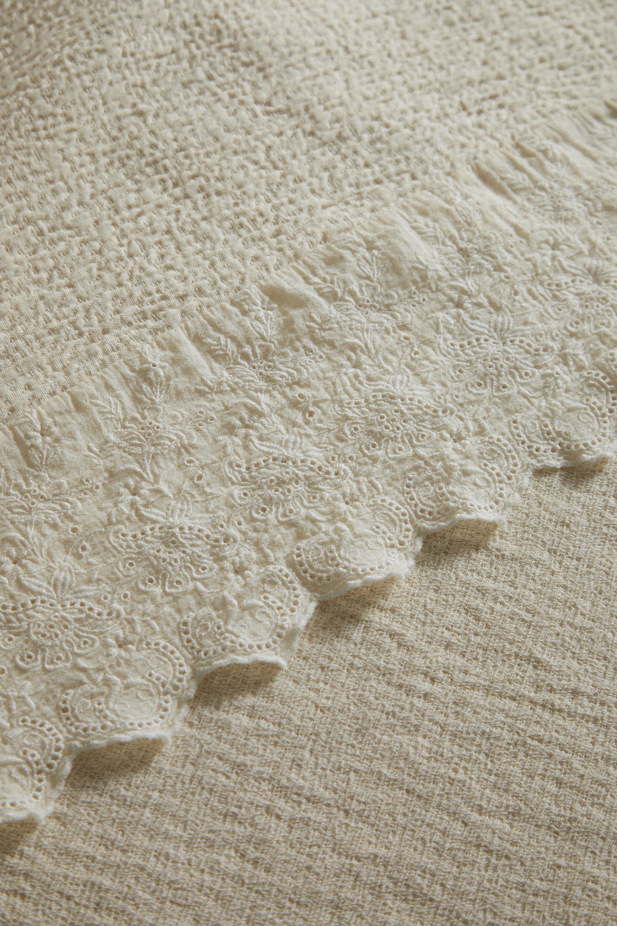COTTON TEXTURED BEDSPREAD WITH EMBROIDERED RUFFLES